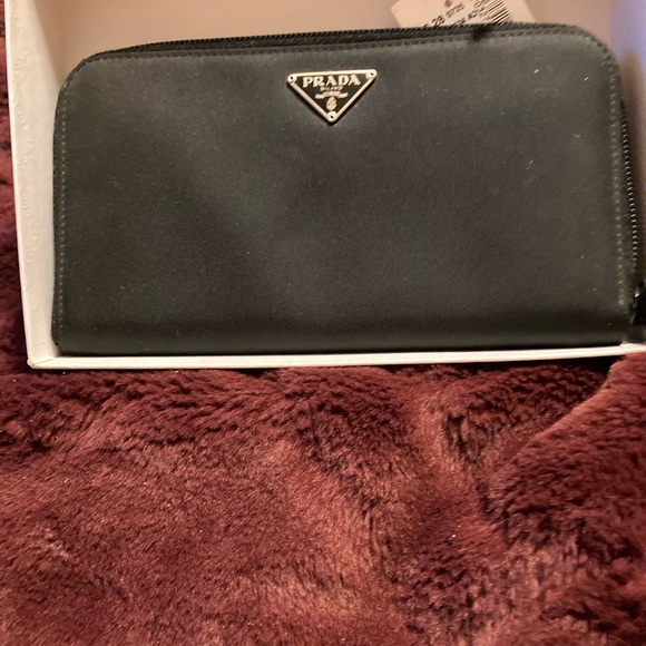 Prada Authenic Saffiano Wallet - Picture 3 of 8